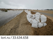 Дамба из мешков с песком. Защита от наводнения. Стоковое фото, фотограф Яковлев Сергей / Фотобанк Лори