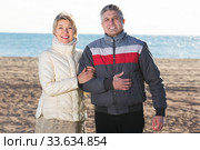 Mature couple walking on beach. Стоковое фото, фотограф Яков Филимонов / Фотобанк Лори