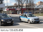 Балашиха, автомобиле на полупустой улице в дни коронавирусной пандемии COVID-19 (2020 год). Редакционное фото, фотограф Дмитрий Неумоин / Фотобанк Лори
