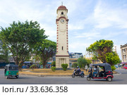 Khan Clock Tower на городской площади крупным планом. Коломбо, Шри-Ланка (2020 год). Редакционное фото, фотограф Виктор Карасев / Фотобанк Лори
