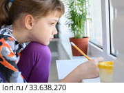 Девочка задумчиво рисует и посмотрела в окно. Стоковое фото, фотограф Иванов Алексей / Фотобанк Лори