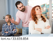 The son-in-law makes claims to the mother-in-law. Стоковое фото, фотограф Яков Филимонов / Фотобанк Лори