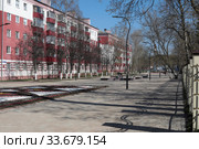 Балашиха, полупустая Парковая улица в дни коронавирусной пандемии COVID-19 (2020 год). Редакционное фото, фотограф Дмитрий Неумоин / Фотобанк Лори
