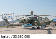 Советский и российский учебно-боевой военный вертолет Миль Ми-28УБ «Ночной охотник» Havoc-B с номером RF-13659 на Международном авиационно-космическом салоне МАКС-2019 в Жуковском, Россия, вид справа. Редакционное фото, фотограф Малышев Андрей / Фотобанк Лори