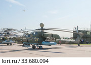 Советский и российский учебно-боевой военный вертолет Миль Ми-28УБ «Ночной охотник» Havoc-B с номером RF-13659 на Международном авиационно-космическом салоне МАКС-2019 в Жуковском, Россия. Редакционное фото, фотограф Малышев Андрей / Фотобанк Лори