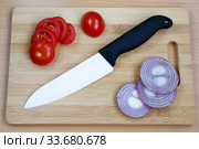 Ceramic knive on a chopping board. Стоковое фото, фотограф Демьянович Вадим / Фотобанк Лори