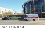 Москва. Машина скорой помощи спешит на вызов по городским улицам (2020 год). Редакционное видео, видеограф Мила Демидова / Фотобанк Лори