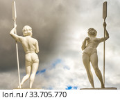Скульптуры девушек с веслами на фоне неба. Редакционное фото, фотограф Сергеев Валерий / Фотобанк Лори