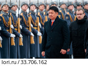 Москва, Россия - 03 декабря 2019: Солдаты Почетного караула 154-го отдельного комендантского Преображенского полка в аэропорту Внуково во время ритуала встречи официальной делегации во главе с премьер-министром Монголии Ухнаагийн Хурэлсухом во время его официального визита в Российскую Федерацию. Редакционное фото, фотограф Мария Москвицова / Фотобанк Лори