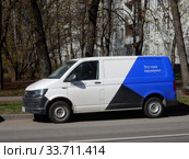 Грузовой автомобиль каршеринга "Яндекс. Драйв" Volkswagen Transporter. Алтайская улица. Район Гольяново. Город Москва (2020 год). Редакционное фото, фотограф lana1501 / Фотобанк Лори