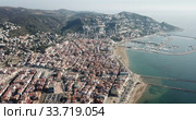 View from drone of famous tourist town of Roses on Catalan coast of Gulf of Roses, Costa Brava, Spain (2019 год). Редакционное видео, видеограф Яков Филимонов / Фотобанк Лори