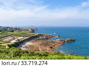Перрос-Гирек (Perros-Guirec), Франция. Живописный вид побережья в хорошую погоду (2017 год). Редакционное фото, фотограф Rokhin Valery / Фотобанк Лори