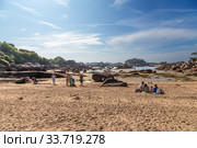 Перрос-Гирек (Perros-Guirec), Франция. Пляж на берегу Розового гранита. (2017 год). Редакционное фото, фотограф Rokhin Valery / Фотобанк Лори