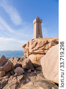 Перрос-Гирек (Perros-Guirec), Франция. Знаменитый маяк Мен-Руз (Mean Ruz or Ploumanac’h) на Берегу розового гранита (Pink Granite Coast) (2017 год). Стоковое фото, фотограф Rokhin Valery / Фотобанк Лори