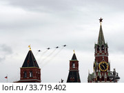 Группа тактических фронтовых бомбардировщиков с крылом изменяемой стреловидности Су-24М (Fencer) пролетает над Красной площадью во время празднования Дня Победы (2020 год). Редакционное фото, фотограф Free Wind / Фотобанк Лори