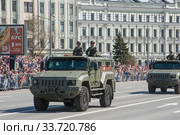 Два российский бронированных автомобиля повышенной защищённости «Тайфуненок» КамАЗ-53949 с экипажем едут после парада в честь Дня Победы по Новому Арбату в Москве (2018 год). Редакционное фото, фотограф Малышев Андрей / Фотобанк Лори