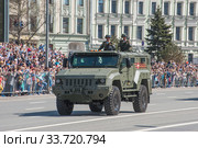 Российский бронированный автомобиль повышенной защищённости «Тайфуненок» КамАЗ-53949 с экипаже едет после парада в честь Дня Победы по Арбату в Москве (2018 год). Редакционное фото, фотограф Малышев Андрей / Фотобанк Лори