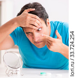 Man trying contact lenses at home. Стоковое фото, фотограф Elnur / Фотобанк Лори