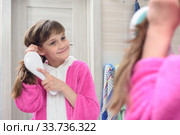 Счастливая девочка причесывает длинные волосы смотрит и смотрит в зеркало. Стоковое фото, фотограф Иванов Алексей / Фотобанк Лори
