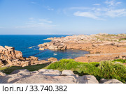 Перрос-Гирек (Perros-Guirec), Франция. Живописный вид скал Берега розового гранита (Pink Granite Coast) (2017 год). Редакционное фото, фотограф Rokhin Valery / Фотобанк Лори