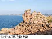 Перрос-Гирек (Perros-Guirec), Франция. Туристы осматривают Берег розового гранита (Côte de granit rose or Pink Granite Coast) (2017 год). Редакционное фото, фотограф Rokhin Valery / Фотобанк Лори