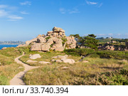 Перрос-Гирек (Perros-Guirec), Франция. Туристическая тропа среди розовых гранитных скал (2017 год). Редакционное фото, фотограф Rokhin Valery / Фотобанк Лори
