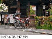 A pulled rickshaw (or ricksha) on the street of old Kyoto. Kyoto. Japan (2019 год). Редакционное фото, фотограф Сергей Пристяжнюк (Serg Zastavkin) / Фотобанк Лори