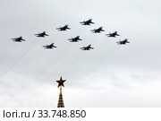 Тактическое крыло в составе группы истребителей Су-30СМ и Су-35С , и бомбардировщиков СУ-34 во время парада, посвященного 75-летию Победы в Великой Отечественной войне, пролетают в небе над Красной площадью (2020 год). Редакционное фото, фотограф Free Wind / Фотобанк Лори