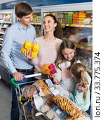 Smiling family with two daughters purchasing yoghurts. Стоковое фото, фотограф Яков Филимонов / Фотобанк Лори