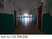 Длинный темный коридор со светом в конце. Стоковое фото, фотограф Яковлев Сергей / Фотобанк Лори