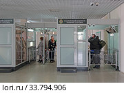 Сочи, Россия. Паспортный контроль на границе с республикой Абхазия (2014 год). Редакционное фото, фотограф Игорь Долгов / Фотобанк Лори