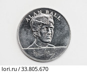 Сувенирный жетон из альбома чемпионат мира по футболу в Мексика 1970. Сборная Англия. Алан Болл (2019 год). Редакционное фото, фотограф Игорь Низов / Фотобанк Лори