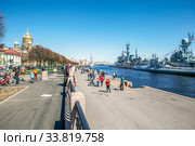 Военные корабли на праздновании Дня Победы - 9 мая 2020. Учебный корабль «Перекоп» (проект 887), МПК-205 "Казанец" (бортовой № 311) – малый противолодочный корабль проекта 1331М и дизельная подводная лодка С-189. Набережная Лейтенанта Шмидта. Санкт-Петербург. Редакционное фото, фотограф Сергей Афанасьев / Фотобанк Лори