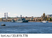 Военные корабли на праздновании Дня Победы - 9 мая 2020. Учебный корабль «Перекоп» (проект 887), МПК-205 "Казанец" (бортовой № 311) – малый противолодочный корабль проекта 1331М и дизельная подводная лодка С-189. Набережная Лейтенанта Шмидта. Санкт-Петербург. Редакционное фото, фотограф Сергей Афанасьев / Фотобанк Лори