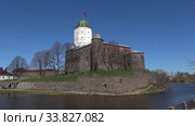 Выборгский замок крупным планом солнечным майским днем. Выборг, Россия (2020 год). Стоковое видео, видеограф Виктор Карасев / Фотобанк Лори
