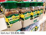 Coffee Jacobs Monarch on the shelf at the grocery store (2019 год). Редакционное фото, фотограф FotograFF / Фотобанк Лори