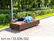 Homeless people sleeping on the wooden bench (2019 год). Редакционное фото, фотограф FotograFF / Фотобанк Лори