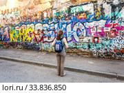 Viktor Tsoi wall, popular tourist landmark in Moscow city (2019 год). Редакционное фото, фотограф FotograFF / Фотобанк Лори