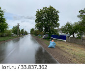 Мешки с мусором на обочине дороги в селе для вывоза службой Крымэкоресурсы. Стоковое фото, фотограф Кузнецов Максим / Фотобанк Лори