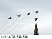 Группа тактических фронтовых бомбардировщиков с крылом изменяемой стреловидности Су-24М (Fencer) пролетает над Красной площадью во время празднования Дня Победы (2020 год). Редакционное фото, фотограф Free Wind / Фотобанк Лори