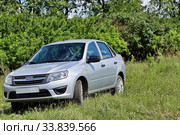 Новый автомобиль Лада Гранта на природе (2019 год). Редакционное фото, фотограф Евгений Ткачёв / Фотобанк Лори