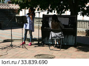 Музыкальный дворик - пианино и скрипачка (2019 год). Редакционное фото, фотограф Марина Шатерова / Фотобанк Лори