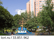 Москва. Детская площадка в сквере на улице Тихомирова, Северное Медведково (2019 год). Редакционное фото, фотограф Елена Орлова / Фотобанк Лори