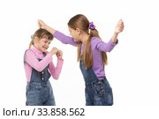 Девочка бьет другую девочку по голове. Стоковое фото, фотограф Иванов Алексей / Фотобанк Лори