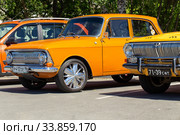 Советский автомобиль Москвич-408 и Волга ГАЗ-24 в качестве такси (2020 год). Редакционное фото, фотограф Евгений Ткачёв / Фотобанк Лори