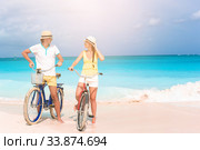 happy family riding bicycles on the beach. Стоковое фото, фотограф Дмитрий Травников / Фотобанк Лори