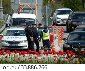 Дежурный наряд Госавтоинспекции при въезде в Москву для контроля режима цифровых пропусков в дни самоизоляции при коронавирусе COVID-19. Хабаровская улица. Район Гольяново. Город Москва. Россия (2020 год). Редакционное фото, фотограф lana1501 / Фотобанк Лори