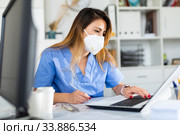 Practicioner peruvian woman in medical mask is working. Стоковое фото, фотограф Яков Филимонов / Фотобанк Лори