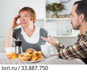 Elderly mother resents her son. Стоковое фото, фотограф Яков Филимонов / Фотобанк Лори