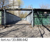 Автостоянка "Кедр". Новосибирская улица, владение 3. Район Гольяново. Город Москва (2020 год). Редакционное фото, фотограф lana1501 / Фотобанк Лори